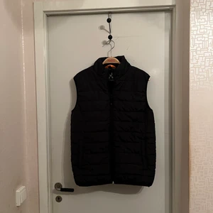 Väst - Cool väst som man kan ha under kappan eller över en tröja! Knappt använd då jag äger för många västar. Strl: S men passar snyggt på vem som helst beroende på hur de vill att den sitter. 