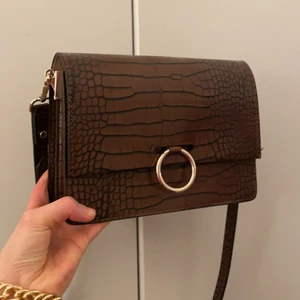 Väska i imitation läder - Från H&M, knappt använd. Axelbandet är justerbart.