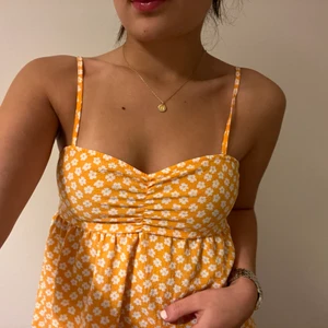 Orange klänning, HM - Blommig orange klänning från Hm, köpt i somras. Använd 1 gång