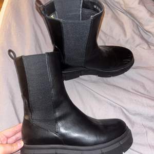 Boots från feetfirst, använda en gång så i väldigt fint skick🤍 storlek 40 men sitter mer som 39