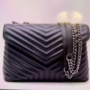 Jättefin väska - Säljer denna superfina väskan som tyvärr inte kommer till användning :( jättefint skick och är normalstor skulle jag säga🥰