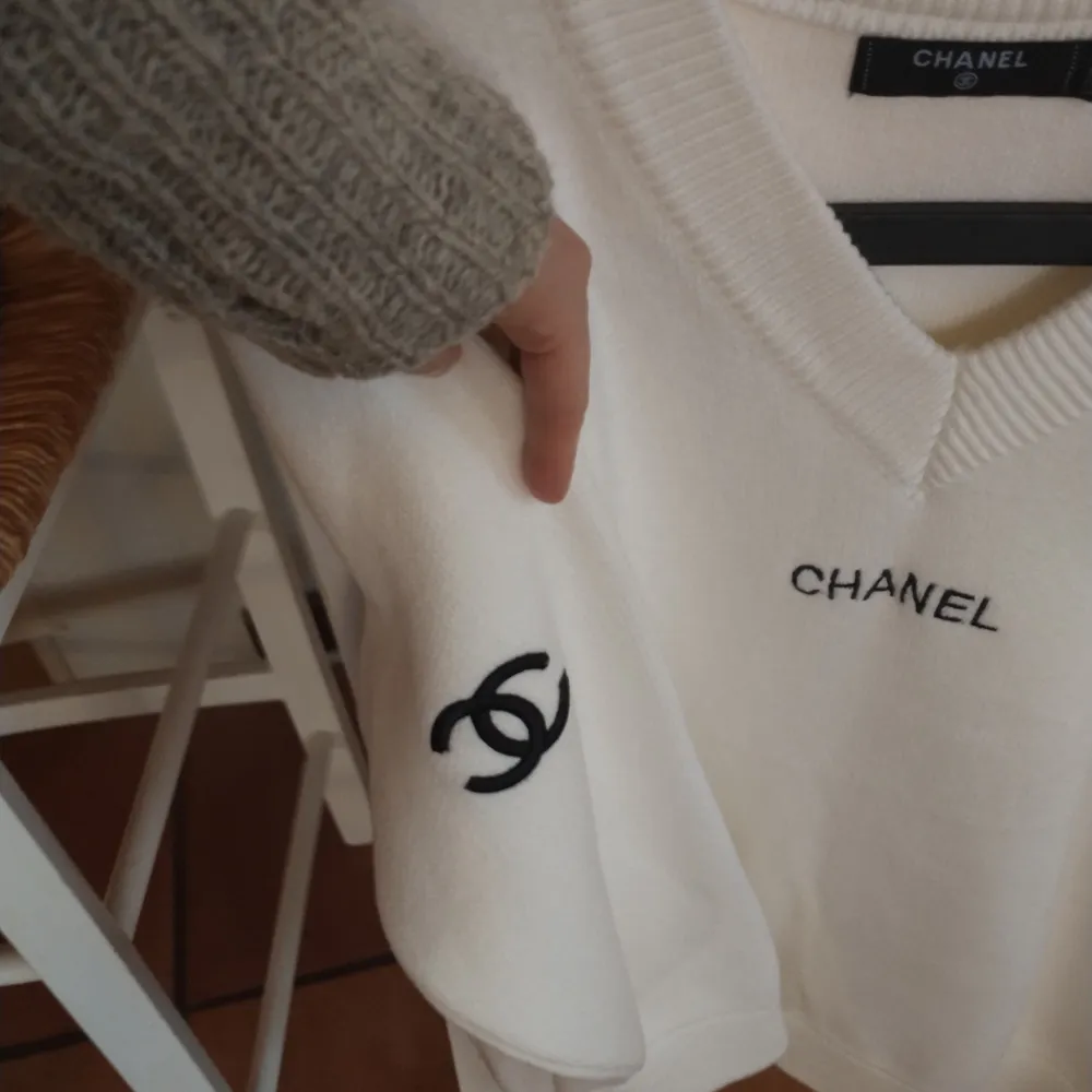 Helt ny vintage tröja från Chanel. Logga på båda armarna. Passa S-L beroende på hur man vill att den ska sitta. . Tröjor & Koftor.