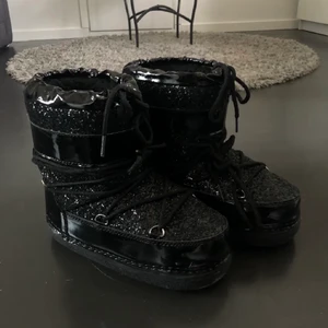 Moon boots - Glittriga boots från ella cruz, slutsålda. Säljer då behöver pengarna! Så fina. Buda!