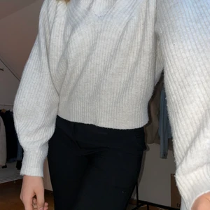 Tröja - En stickad tröja från weekday i en fin beige vit färg. Perfekt längd på tröjan och mysigt material. ✨Köparen står för frakt✨
