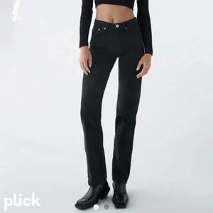 Svarta jeans i storlek 36 fast passar 34. Jättesnygga, inga defekter. Säljer för att jag har andra liknande jeans