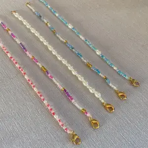 Säljer egengjorda smycken i olika slags pärlor