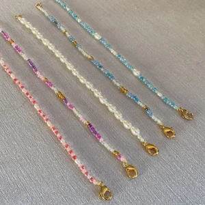 Smycken - Säljer egengjorda smycken i olika slags pärlor