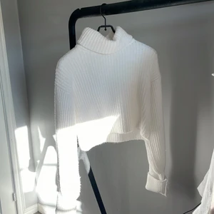 Chippar stickad tröja - Snygg stickad toppad tröja från NAKDS collection med Linn Ahlborg. Endast använd två gånger då det inte riktigt är min stil. Storlek S 