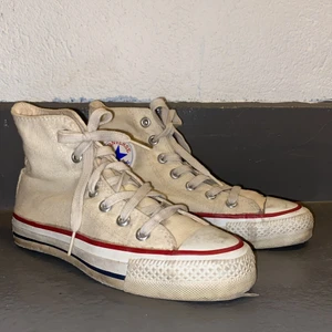 Vita converse - De här vita conversen är i bra skick men är lite smutsiga, ena skons snöre är lite fläckigt men syns inte på långt håll💗💕kontakta mig om ni vill se fler bilder eller undrar någonting☺️skriv i kommentarerna om ni har frågor så att andra kan få svar på samma frågor om de undrar samma sak😉