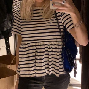 Randig Tröja - Superfin randig tröja från zara som inte kommer till användning💕💕