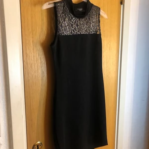 Klänning  - Klänning från SisterS point! Använd en gång på nyår för några år sedan. Köpt för 799kr! Säljer pga den endast ligger i garderoben 