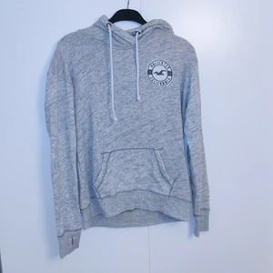 Hollister hoodie - Hoodie från Hollister i fint skick storlek S, tryck bak. Ej säker på om den är äkta då jag själv köpt den härifrån. Håller inget utan är först till kvarn, köparen stå