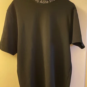 Acne Studios Tisha - Stilren tisha från acne.  Storlek: XS (passar M och mig som är 179, 73) Bud: 600 Bin: 1000  Vid köp av bin kan jag bjuda på frakt!