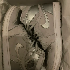 Jordan 1 Japan - Säljer mina Jordan 1 Japan i storlek 42, vid snabb affär kan jag gå ner i pris🩸Cond:8,5/10