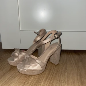 Tiamo klackskor  - Helt nya och oanvända klackskor. Superfina! 