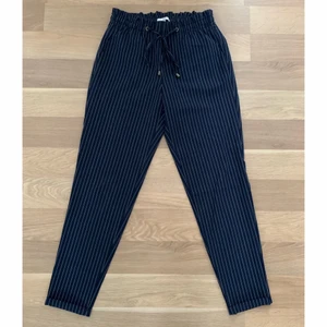 Kostymbyxor - ”Kostymbyxor” i randigt. Storlek 28 (passar XS). Säljes för 80kr + frakt. TOTALPRIS: 159kr 🤍