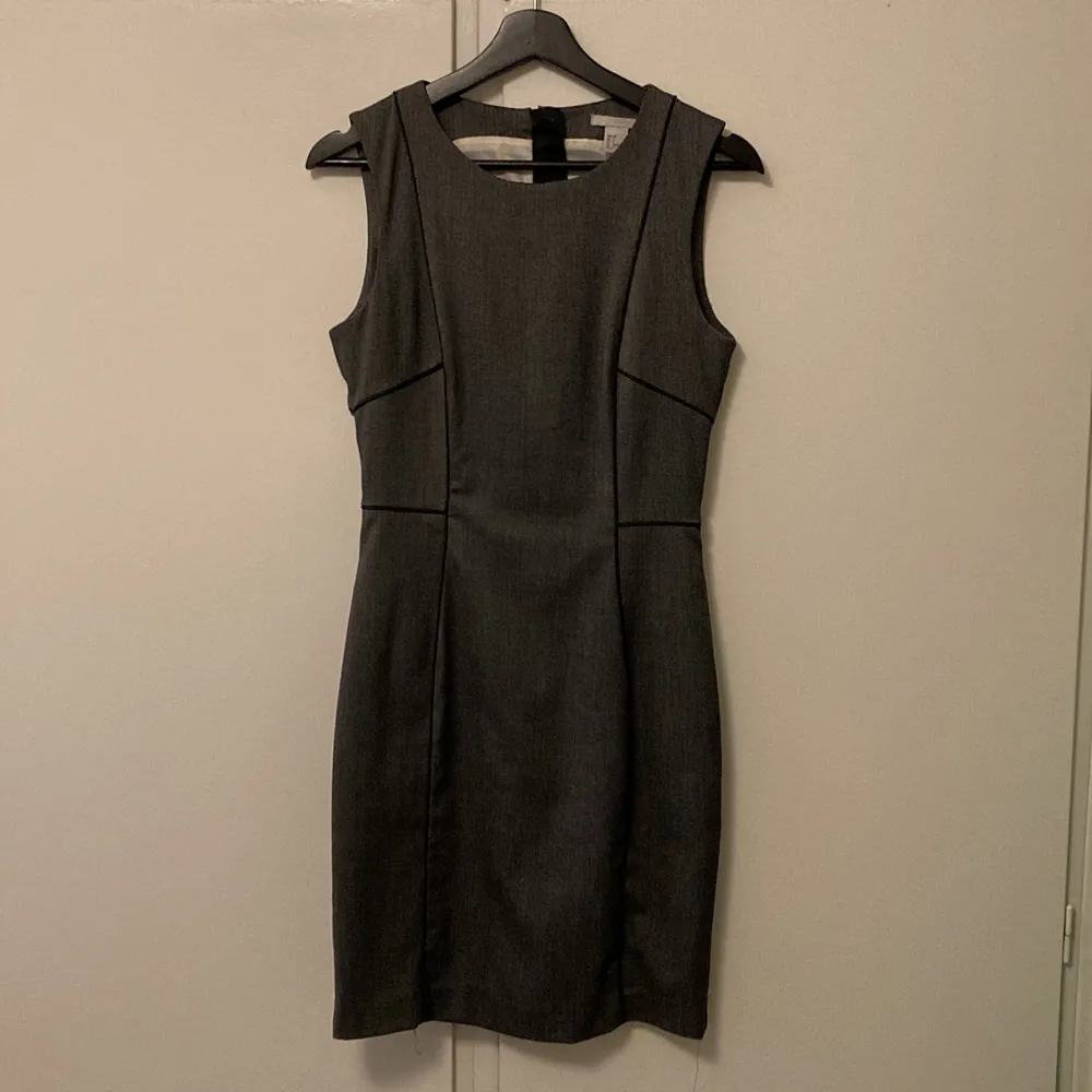 Grå buissnes klänning från H&M. Storlek 36, men passar en liten 38 också. Klänningen är i fint skick 👗. Klänningar.