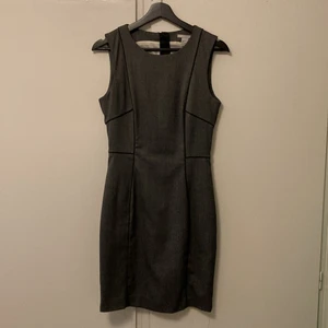 Grå klänning - Grå buissnes klänning från H&M. Storlek 36, men passar en liten 38 också. Klänningen är i fint skick 👗