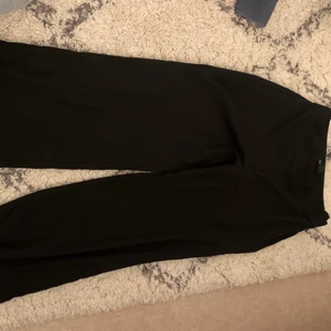 Kostymbyxor med wideleg - Passar en S!  För frågor och mer info, skriv!🤍 