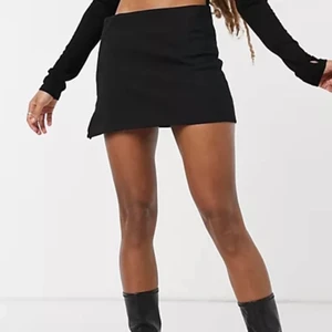 Svart minikjol - Svart minikjol från Weekday i nyskick (aldrig använd), säljer pga för liten för mig (därav användandet av weekdays egna bilder). Stl S men mer som en XS! Säljes för 140 kr exklusive frakt 🌛