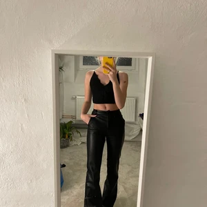 Topp - Svart crop top med spets detaljer fram