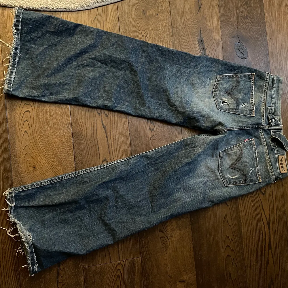Kollar intresset på dessa svinsnygga lågmidjade vintage Levis jeans då dom tyvärr är för stora för mig. Står ingen storlek men mått rakt över midjan är runt 42 cm, och innerbensmått runt 72 cm. Jeansen har coola slitningar både på benen och bakfickorna, vilket man kan se på bilderna. Fler bilder går att få vid intresse. Köparen står för frakt, skickar endast spårbart.. Jeans & Byxor.