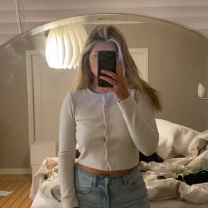 Stickad kofta - En så fin stickad kofta från zara som jag aldrig har använt!! Köp direkt för 200kr+ frakt