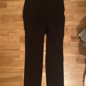 Svarta kostymbyxor från zara, Nytt skick - Ett par svarta kostym byxor som ej är i bootcut, dem sitttr bra och har inga frakturer då jag bara använt dem 1 gång, så dem är i nyskick, dem är köpta för 399 men säljer för 200.