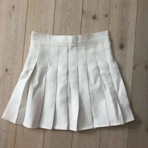 vit tenniskjol - vit tenniskjol, dold dragkedja i midjan, hade insydda shorts under som jag klippt bort, inget som syns. Knappt använd i fint skick. För fler bilder/frågor skriv!