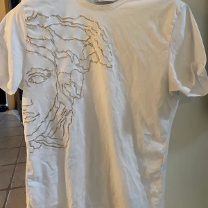 Versace t-shirt - Vit Versace t-shirt med versace loggan