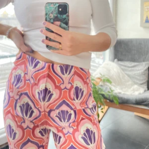 70-tals byxor! - Skitcoola byxor i 70-tals stil från zara. Köpta för 400kr och endast använda en gång. 