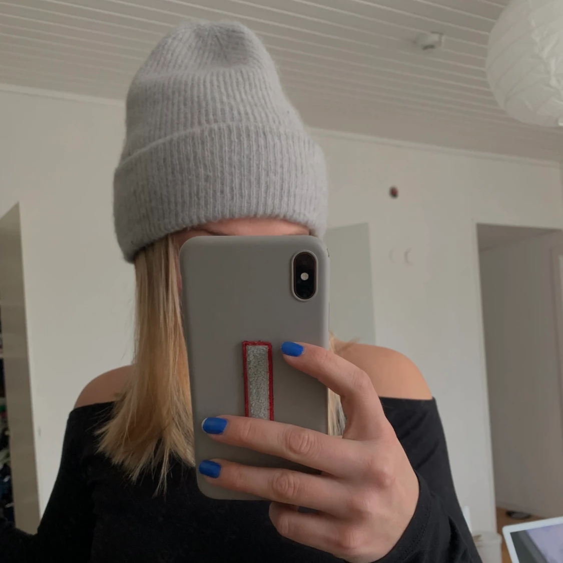 Grå stickad mössa