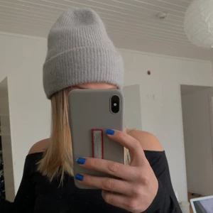 Grå stickad mössa - Grå stickad mössa från hm. Använd fåtal gånger. Köpt för 199:-. Säljer för 90:-.