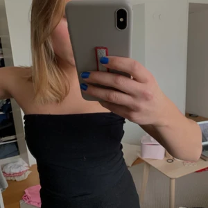 Svart topp - Svart topp med band från Gina Tricot i strl M. Köpt för 99:-. Säljer för 40:-. 