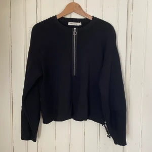 Carin Wester tröja - Svart tröja i svalt material. Fint skick! Strl small men lite oversized 