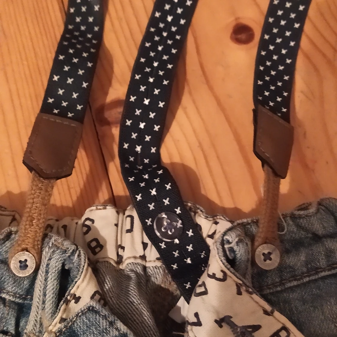 Jeans med hängslen strl 92 - 90