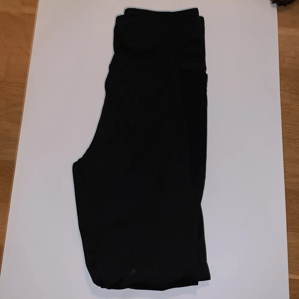 Säljer dessa svarta yoga pants från shein som är i bra skick, endast andvänd 2 gånger🥰. Jeans & Byxor.