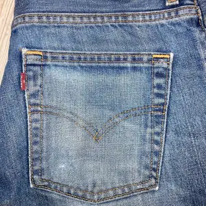 Säljer ett par bootcut low-waist Levi’s jeans. Jeansen är i gott skick, bortsett från en fläck på höger bakficka. Säljs pga. fel storlek. Köpare står för frakt.
