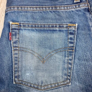 Low-waist Levi’s jeans  - Säljer ett par bootcut low-waist Levi’s jeans. Jeansen är i gott skick, bortsett från en fläck på höger bakficka. Säljs pga. fel storlek. Köpare står för frakt.