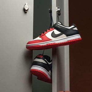 Dunk Low NBA 75th Anniversary  - Dunk Low NBA 75th Anniversary   Tillgängliga storlekar⬇️ • EU38  • EU38,5 • EU39 • EU43  • Går att lösa andra storlekar   • Vi nås via dm för eventuella frågor eller funderingar!  #erisneakers 