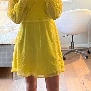 Jättefin festklänning från SysterS. Fin gul färg som är underbar på sommaren. Kan knytas på olika sätt