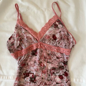 Mesh rosa Nattlinne - Rosa Nattlinne i mesh med ros spets. Står storlek L men den är insydd för att passa s-m. Den är väldigt stretchig! Köpare står för 26kr. Högsta bud 150kr. Avslutas när annonsen markeras såld så buda på privat! Du vinner om ingen budar mer än dig på 24h