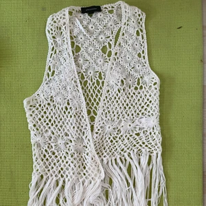 Vit virkad väst - Populär virkad väst i färgen vit. Plagget är i gott defektfritt skick. Köpare betalar 57kr spårbar frakt. Vid frågor kontakta mig privat! Visas på en s men passar upp till L beroende på önskad passform! Den är mycket stretchig. 