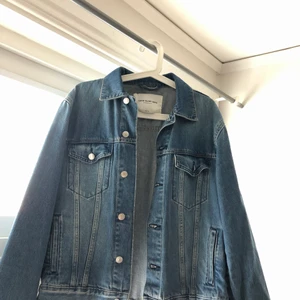 JEANSJACKA THESE GLORY DAYS - Säljer en jeansjacka som inte sett ljuset senaste åren. Storlek MEDIUM