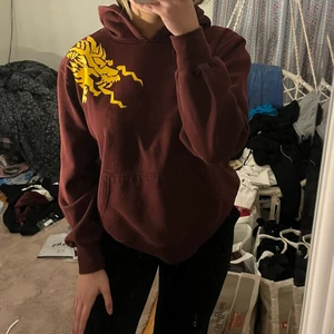 Hoodie - Vinröd oversized hoodie som jag inte använder mer, inget slitet eller så. Säljer om det finns någon intresserad 🥰