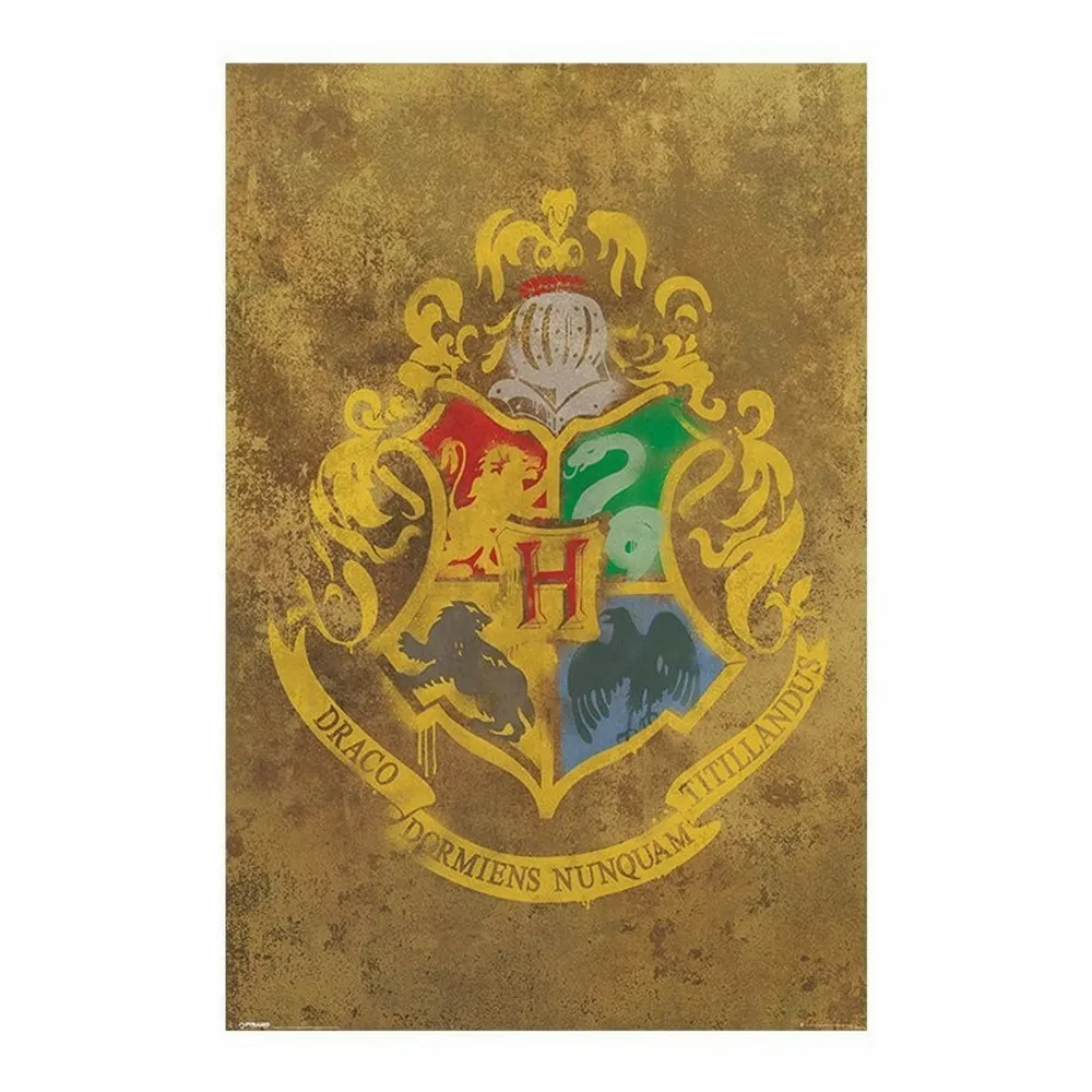 (obs ram ingår ej) Harry Potter affisch med Hogwarts vapenskåp köpt i London. Standard maxi poster storlek 61 x 91,5 cm (ungefär A1). Har en genuin vintage look men pappret i sig är i toppskick. Frakt kan bli svårt men kan mötas i Stockholm:). Övrigt.