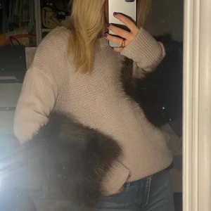 HUNKYDORY TRÖJA - Sååååå fin tröja med pälsarmar från Hunkydory! Knappt använd så den är i superbra skick💗 NYPRIS: 2700kr 