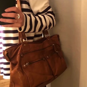 Vintage handväska  - Säljer denna superfina gyllenbruna handväska. Mycket rimlig väska med många olika fack. Obs köparen står för frakt❤️