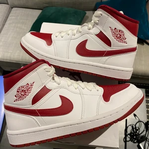 Jordan 1 Mid ”Reverse Chicago” - Säljer dessa Jordan 1 Mid ”Reverse Chicago”. De är helt nya och oanvända. Köpta ifrån zalando och orderbekräftelse finns. Hör av dig vid frågor eller om du önskar fler bilder. Skickas spårbart med PostNord.