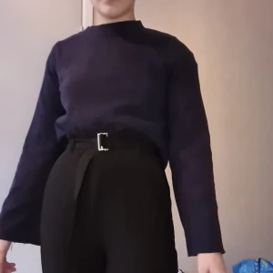 Stickad tröja  - Bra kvalitet, ribbad tröja. Vida ärmar och lite polo